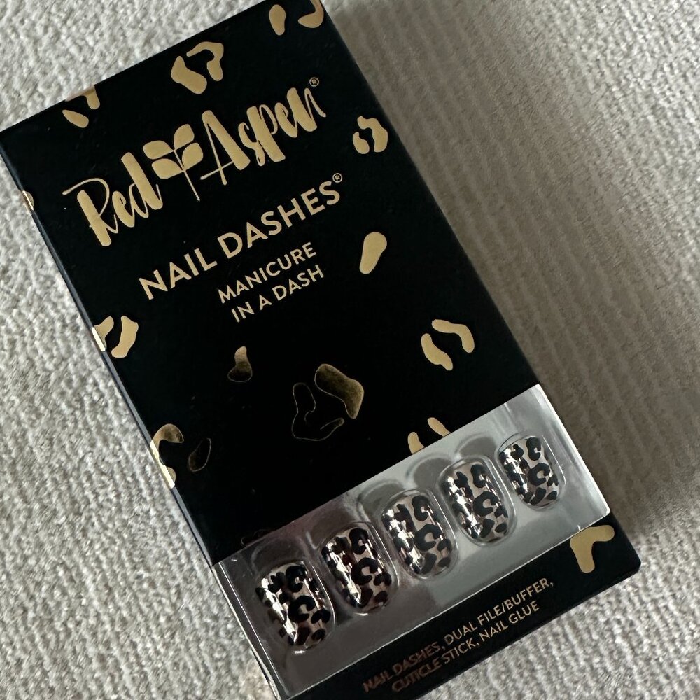 Black Cats Eye, Evie Red Aspen Nail Dashes